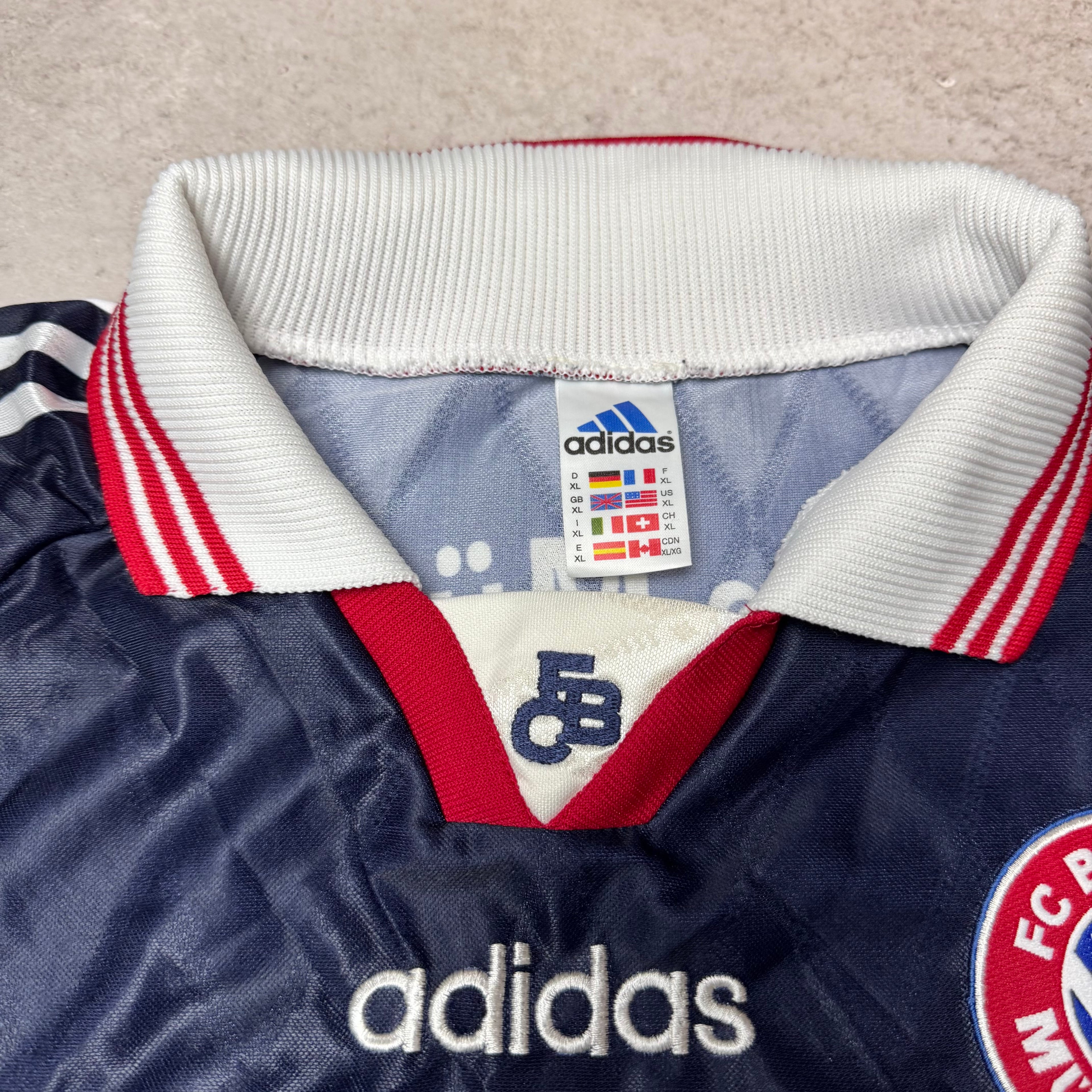 Vintage Bayern München 1998-99 Heimtrikot, Adidas Ausrüster mit ikonischer Opel.
